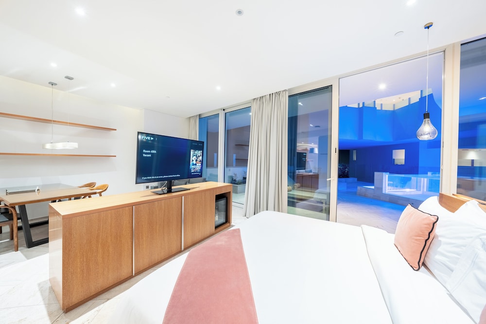 Master Suite w/Pool thumbnail 6