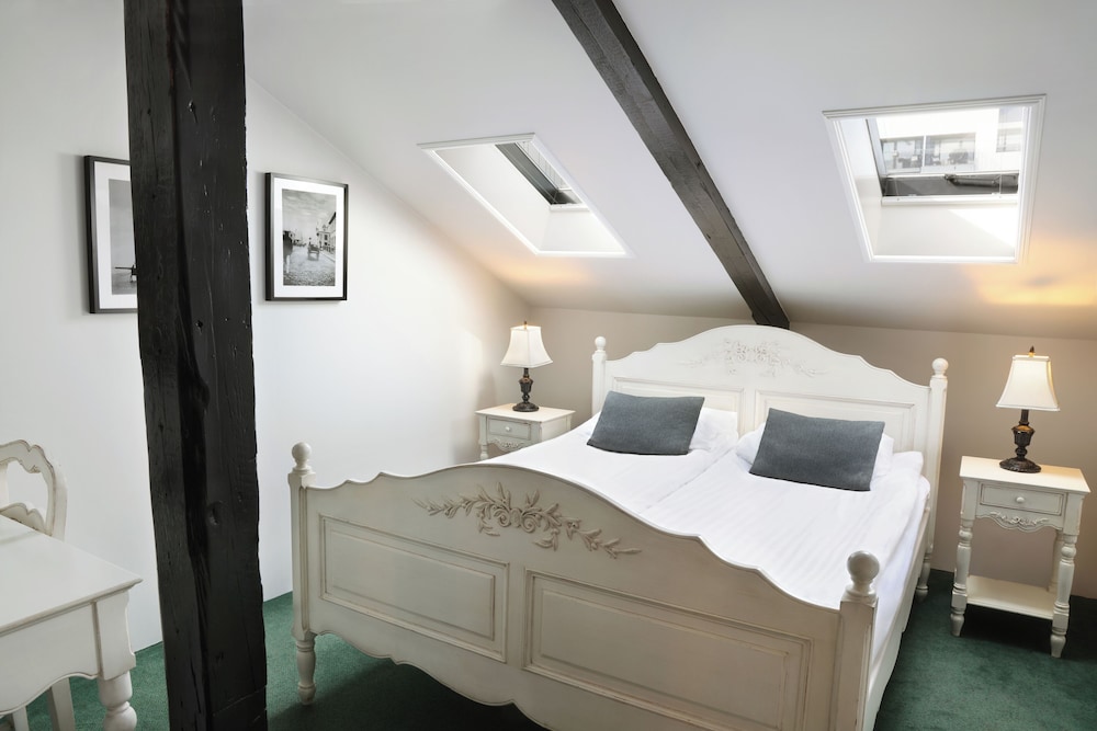 Standard Double or Twin Room - Photo 4