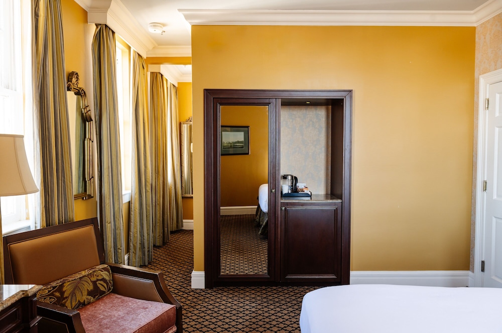 King Room (24/7 Front Desk) - Photo 1