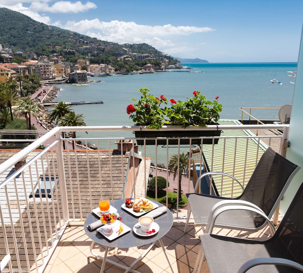 Deluxe Room, 1 Queen Bed, Balcony, Sea View - Photo 3