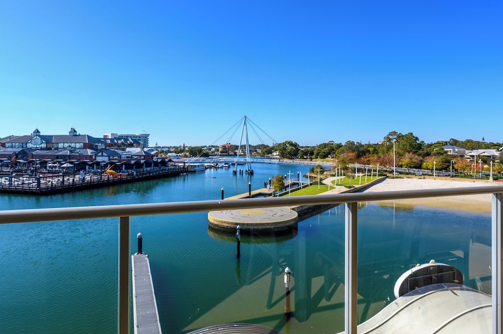Superior Apartment, 1 Bedroom, Marina View - Photo 6
