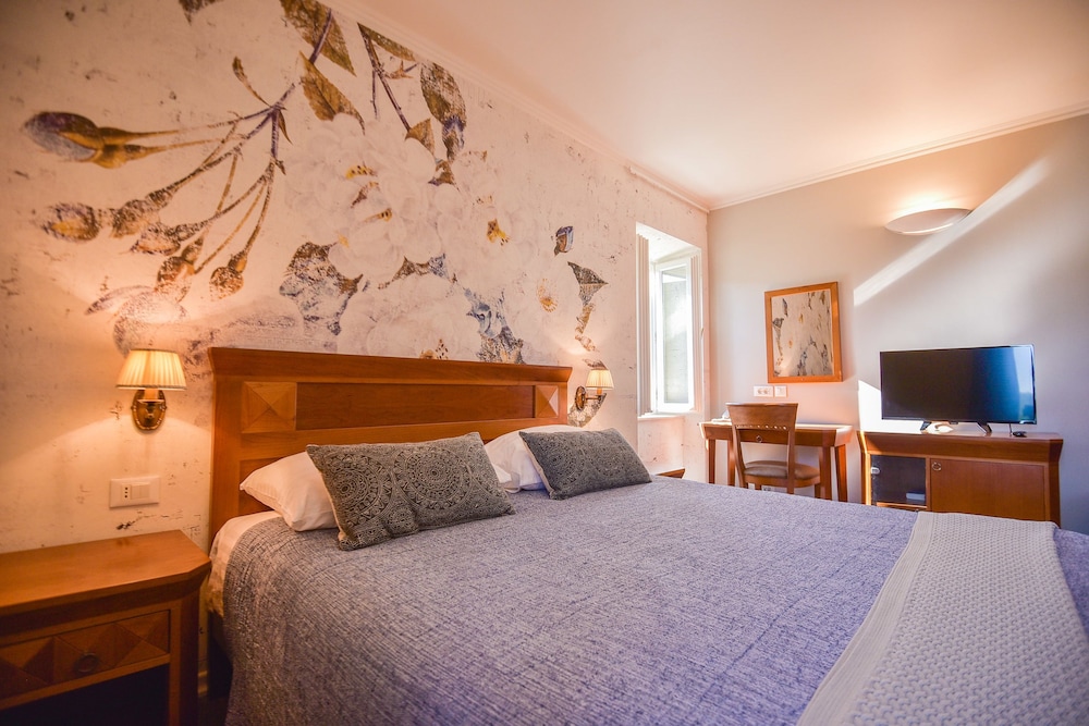 Double Room, 1 Queen Bed, Sea View photo 1