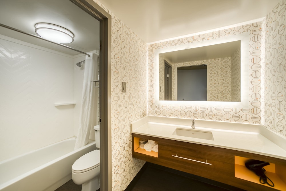 Suite, 1 King Bed - Photo 10