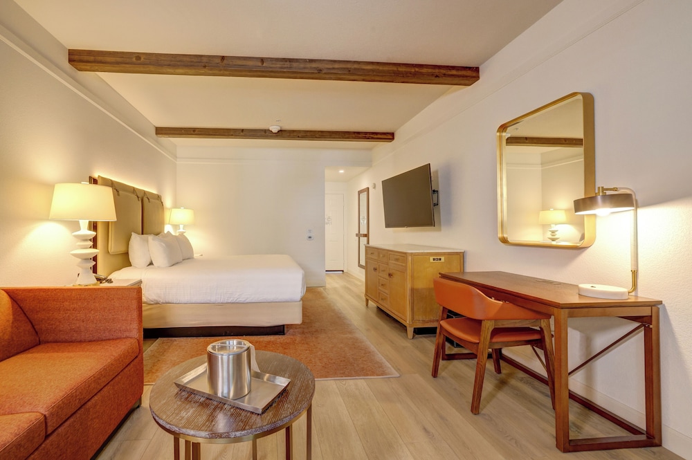 Standard Room, 1 King Bed, Non Smoking, Refrigerator