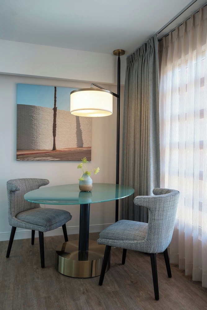 Studio Suite, 1 Bedroom (Mobility/Hearing Access, Roll-in Shwr) - Photo 4