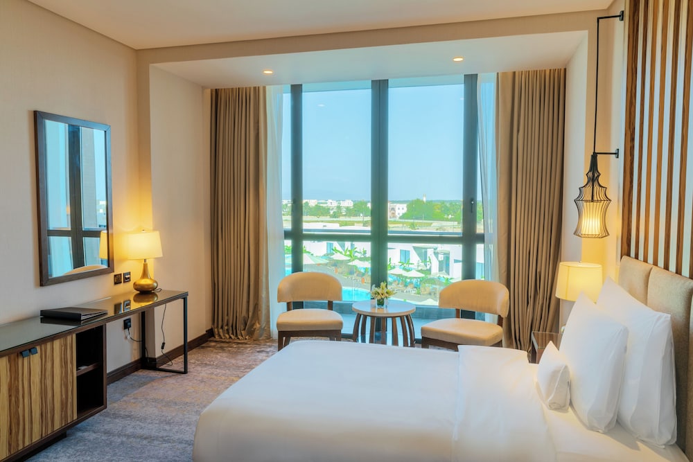 Premier Room, 1 King Bed, Balcony, Pool View photo 2