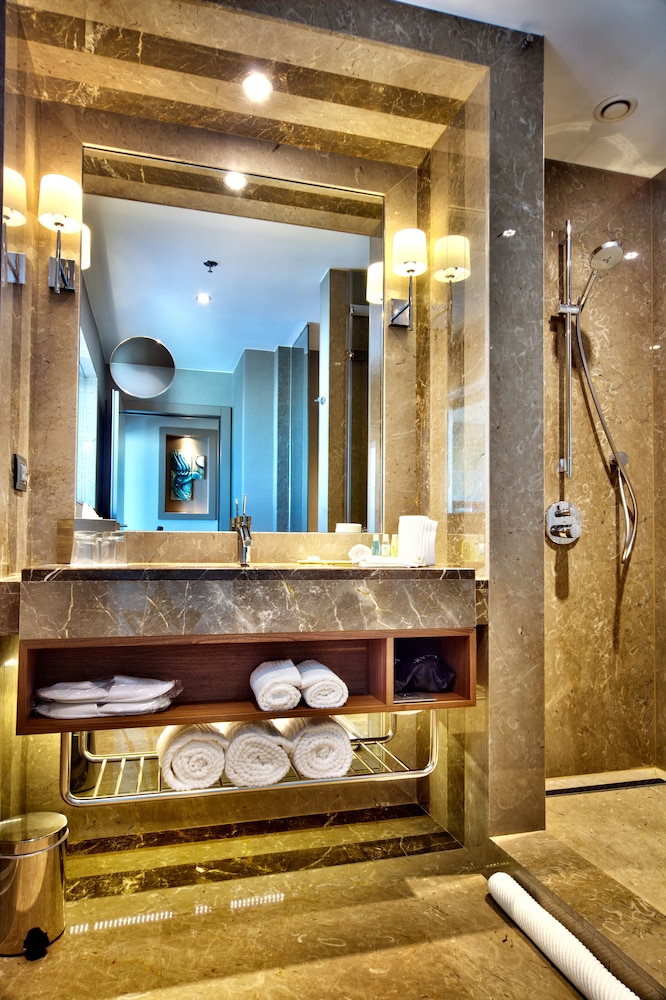 Deluxe Room, 1 King Bed, City View thumbnail 6