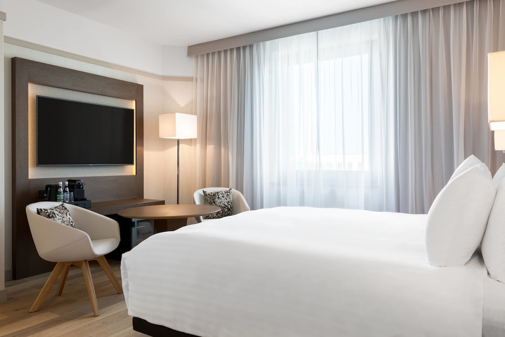 Standard Room, 1 King Bed thumbnail 6