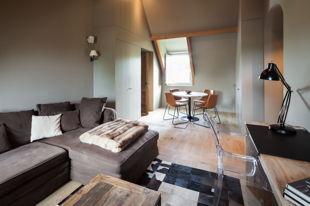 Suite, 1 King Bed photo 3