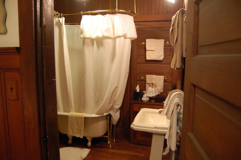 Room, 2 Double Beds, Private Bathroom (Sisters) photo 3