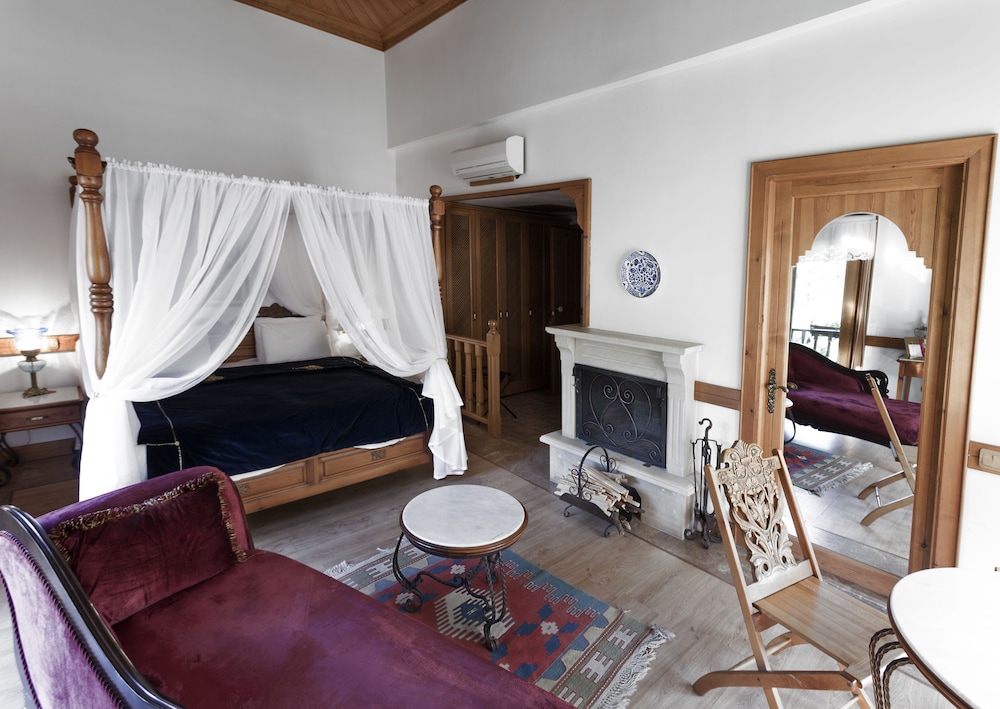 Honeymoon Room, 1 King Bed, Fireplace, Corner photo 1