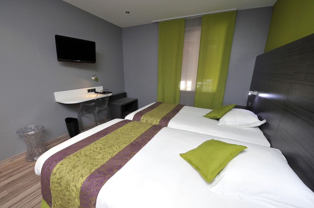 Elegant Premium Twin Room photo 3