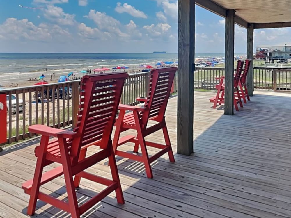 House, Multiple Beds, Patio, Ocean View (Shark'S Tooth Beachfront) photo 1