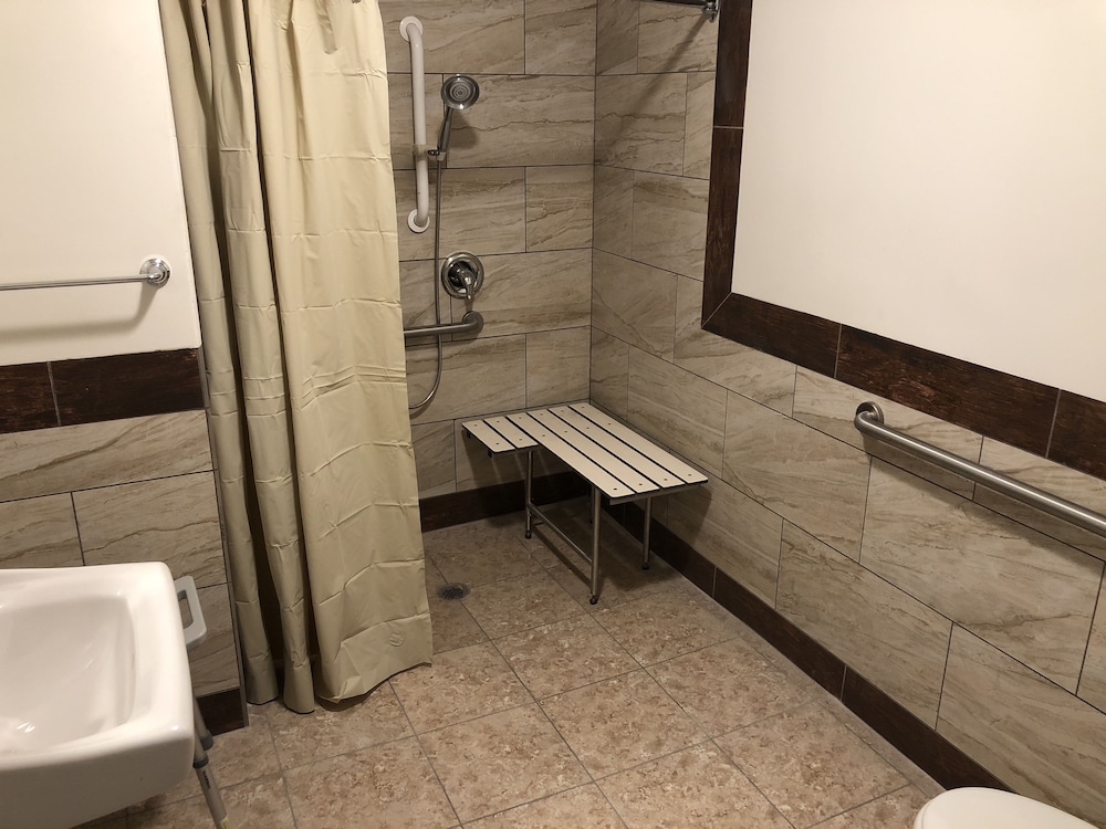 Room, 1 Queen Bed, Accessible, Ground Floor (Queen King ADA) - Photo 5