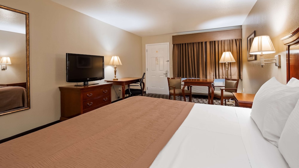 Suite, 1 King Bed, Non Smoking, Refrigerator & Microwave (Larger Room;with Sofabed) photo 2