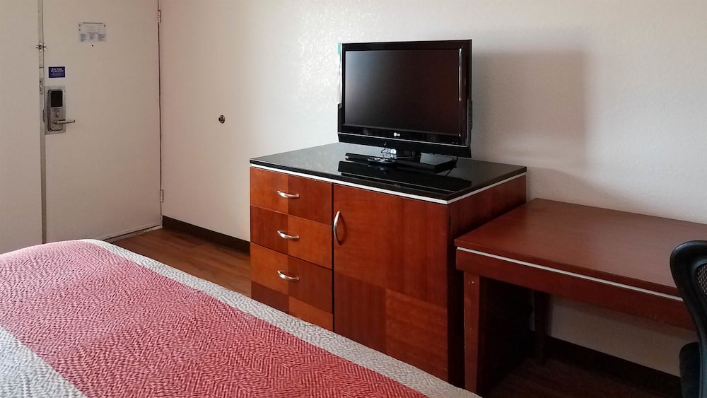 Standard Room, 1 King Bed, Non Smoking, Refrigerator & Microwave - Photo 2