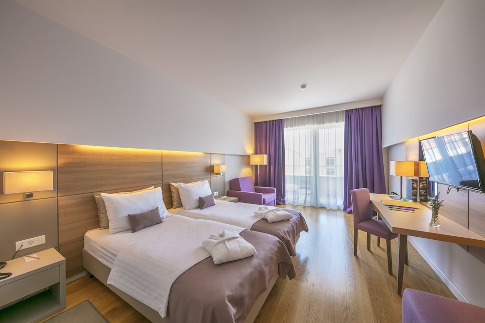 Superior Twin Room with Extra Bed and Balcony - Photo 3