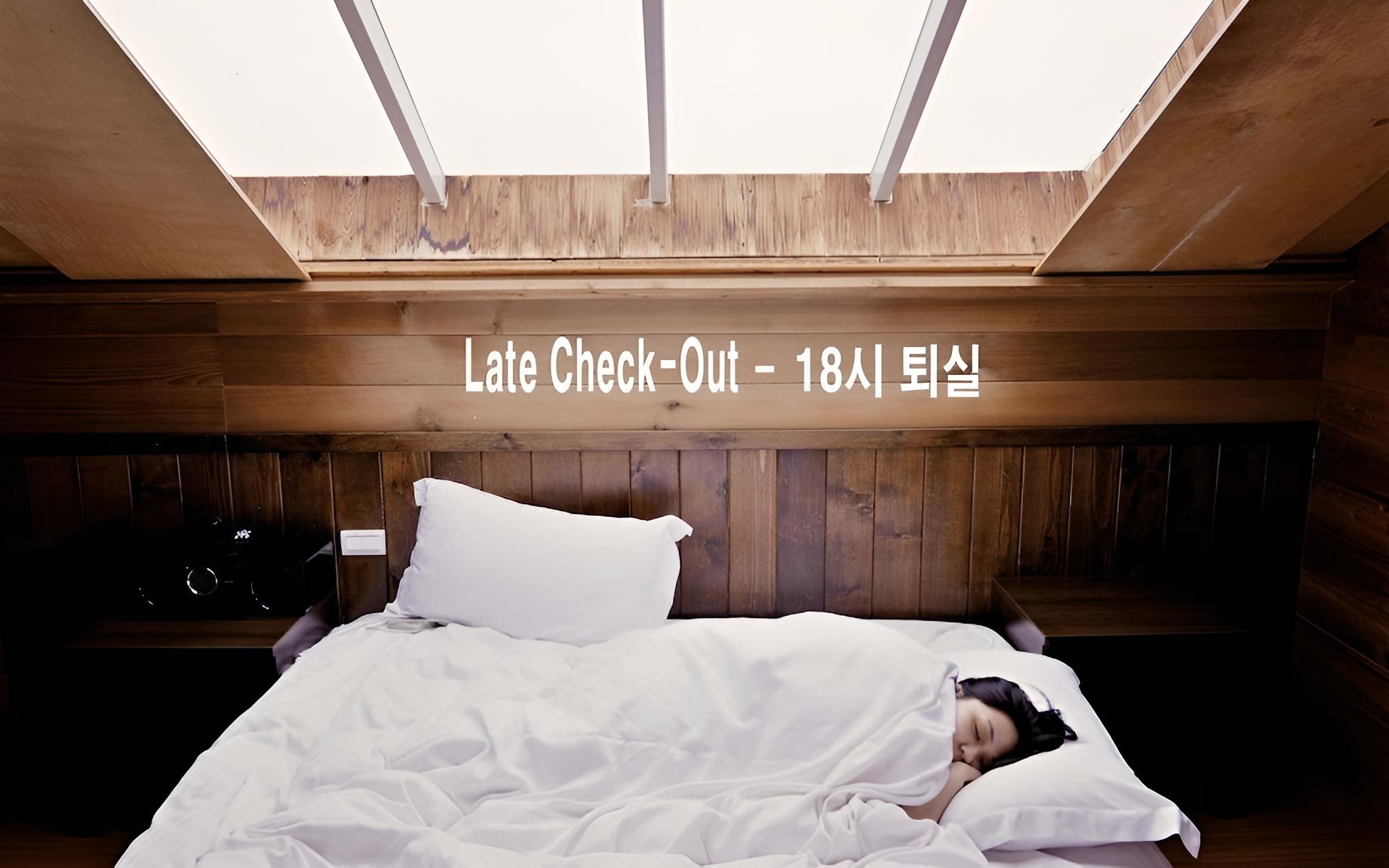 Room (24 Hour Stay (Late-Check-Out)) - Photo 1