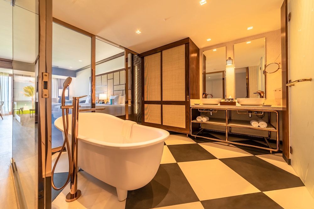 Family Suite, 1 King Bed with Sofa bed, Beachfront - Photo 5