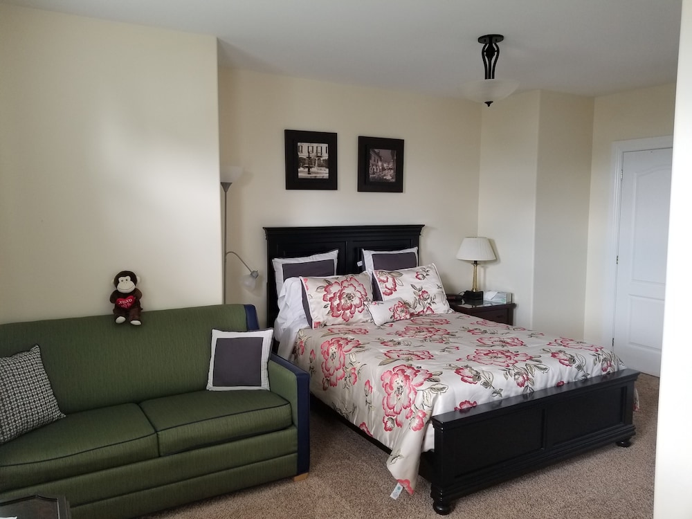 Standard Room, 1 Queen Bed with Sofa bed, River View (Burgundy) photo 1