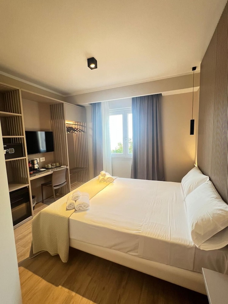 Classic Room, Partial Sea View