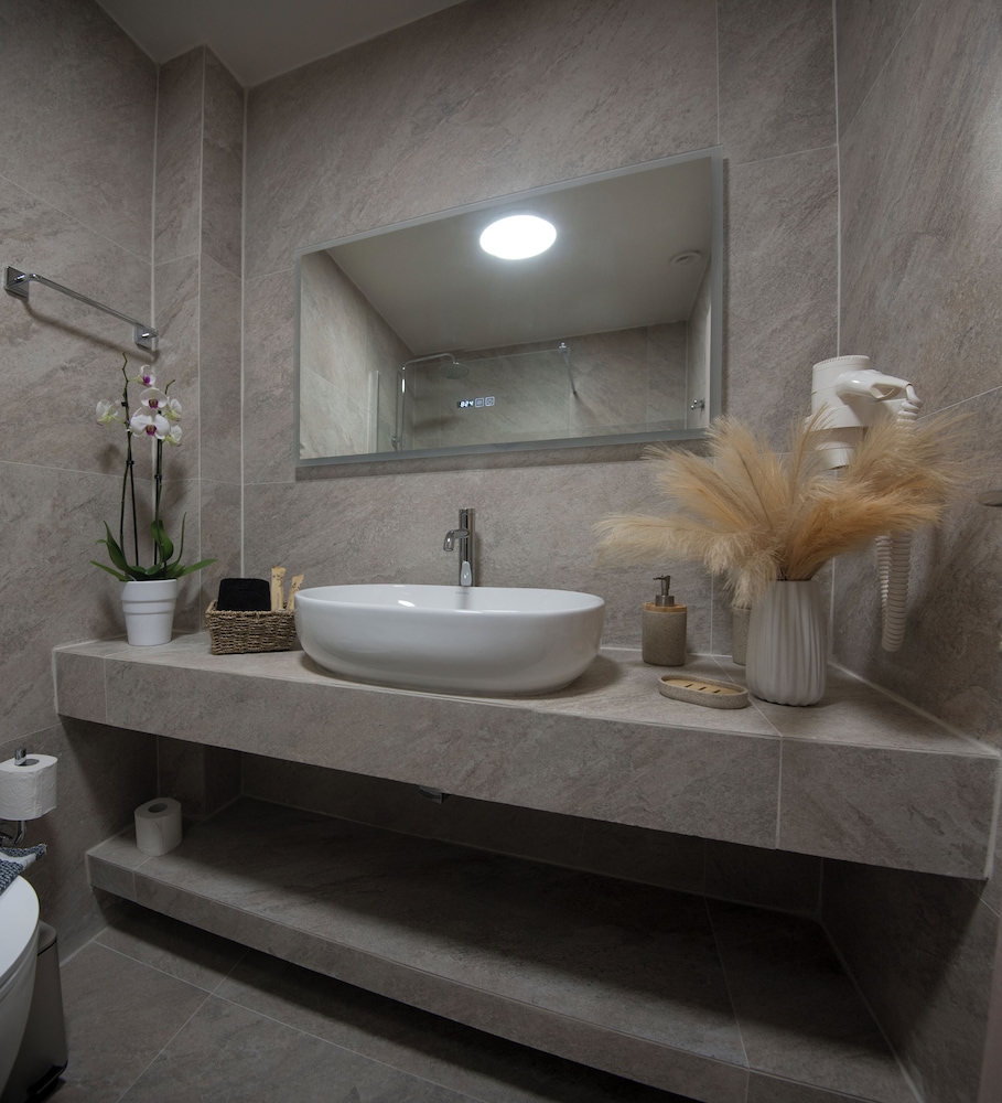 Suite, Partial Ocean View