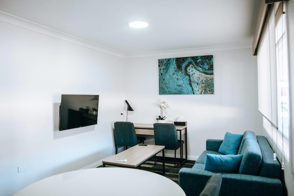 Suite, 1 King Bed, Kitchenette - Photo 2