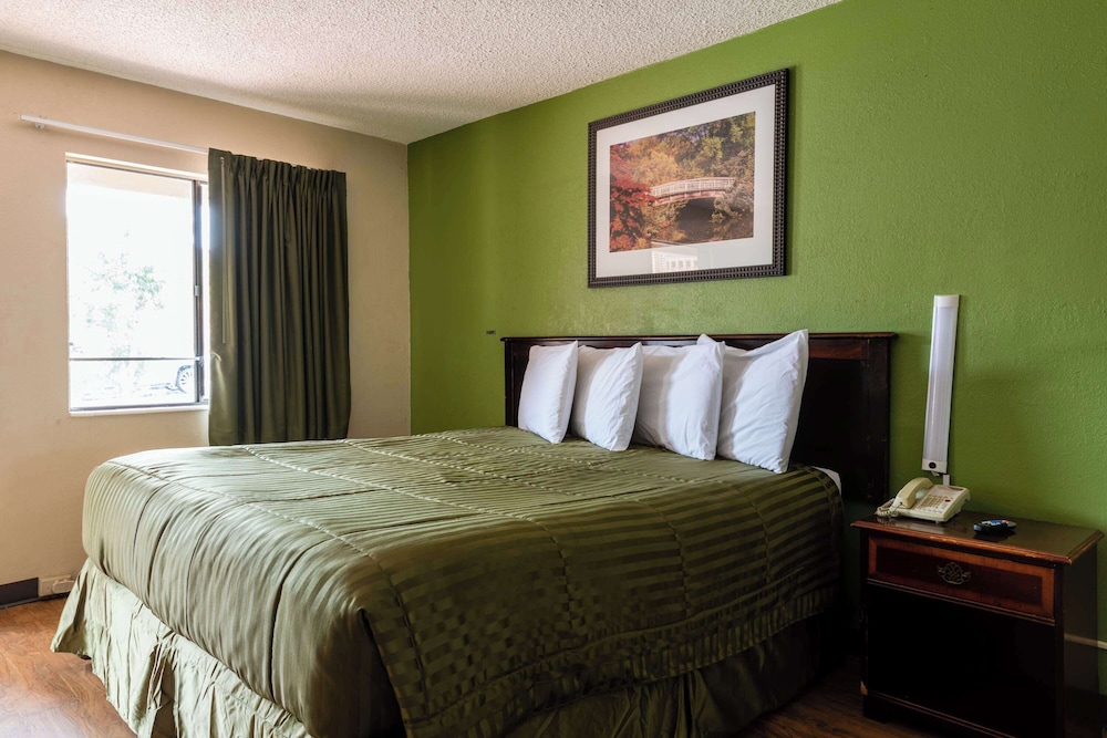 Deluxe Room, 1 King Bed, Non Smoking - Photo 4