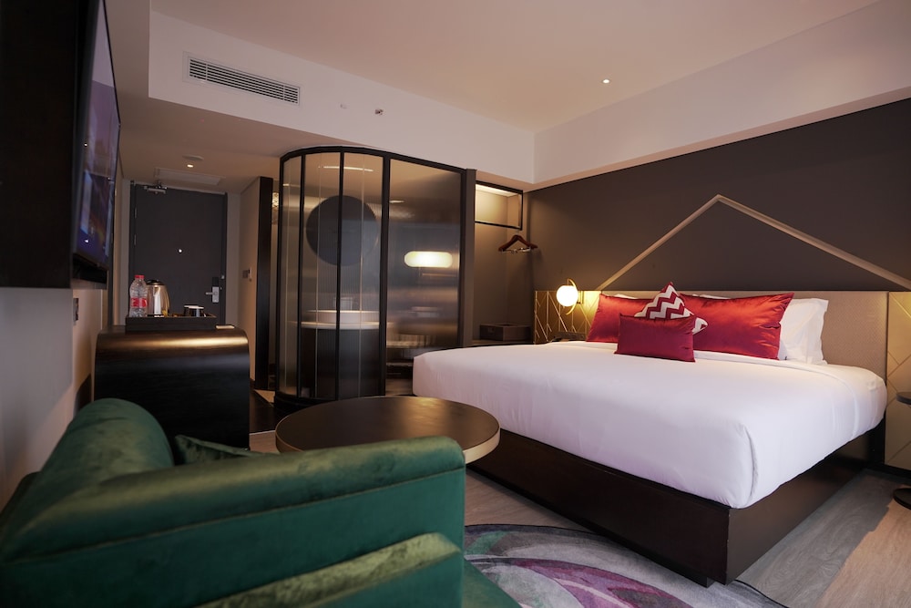 Deluxe Room, 1 King Bed, Non Smoking - Photo 3