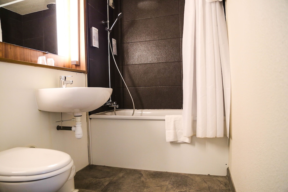 Standard Room, Multiple Beds - Photo 11