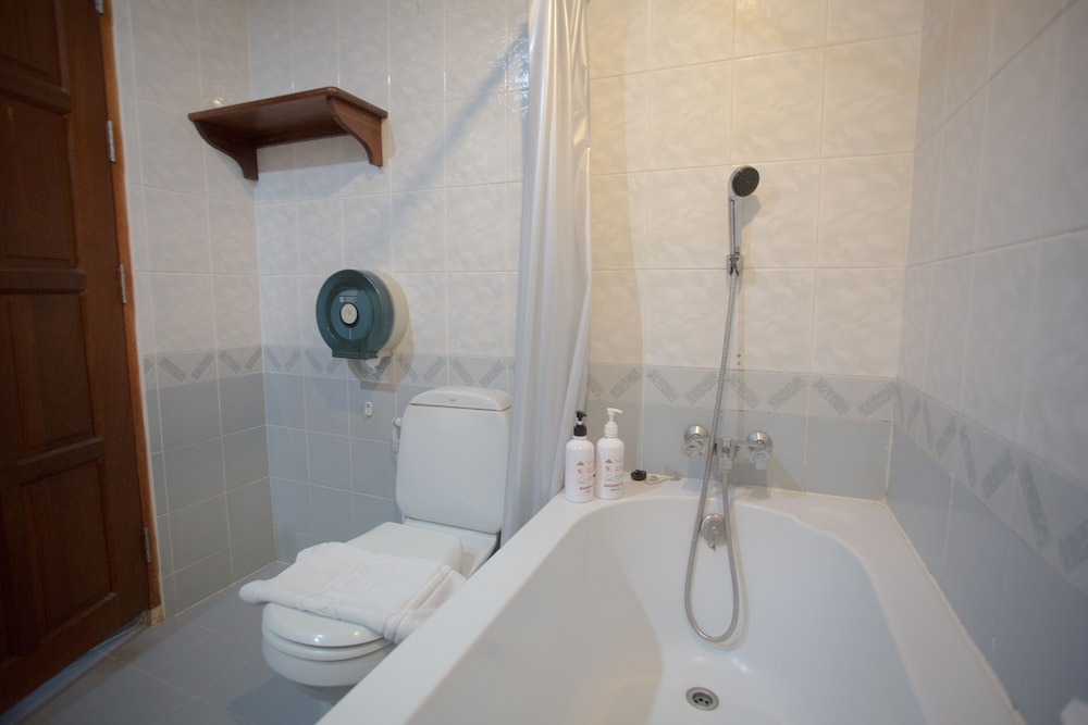 Family Room, Bathtub photo 2
