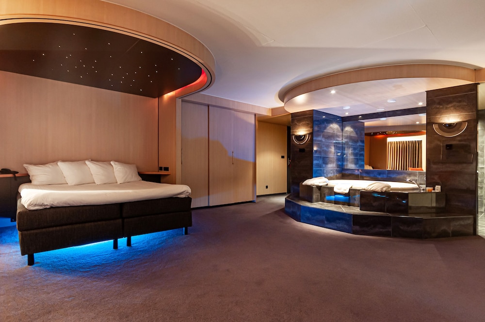 Luxury Suite, 1 King Bed, Hot Tub photo 3