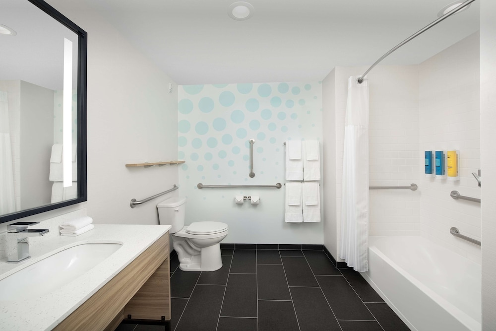 Standard Room, 1 King Bed, Accessible, Bathtub thumbnail 5