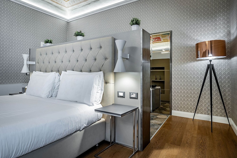 Presidential Studio Suite, Bathtub, City View photo 3