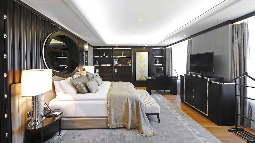 Suite, 1 King Bed, Smoking, Club Lounge Access (High Floor) - Photo 8