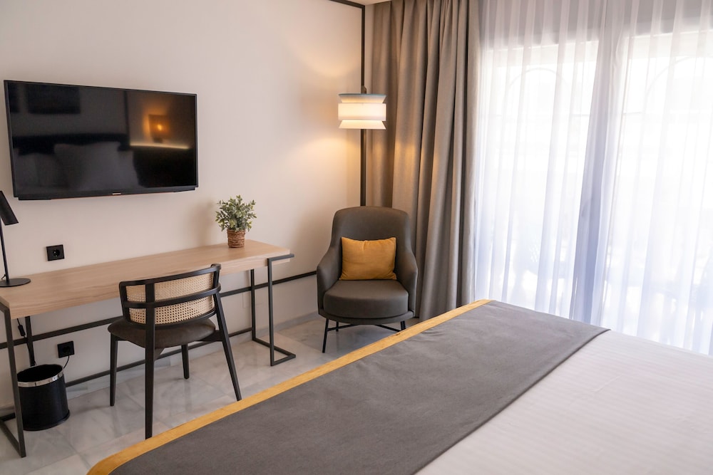 Superior Room, Partial Sea View - Photo 7