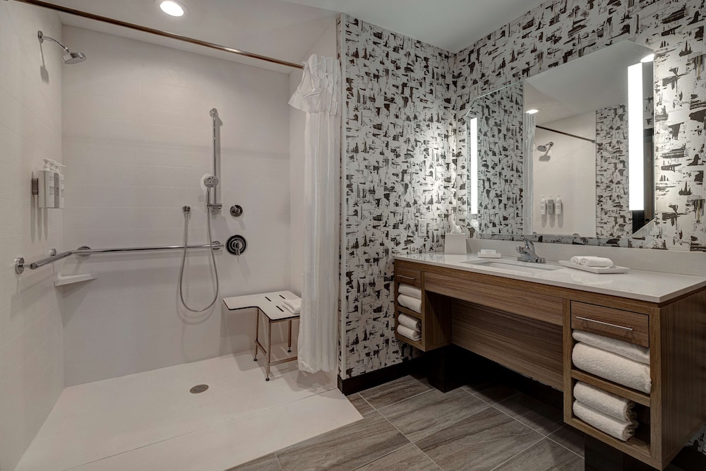 Suite, 1 King Bed, Accessible (Roll-In Shower) - Photo 13