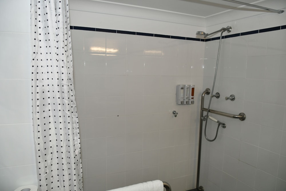 Accessible Queen Single Room photo 2