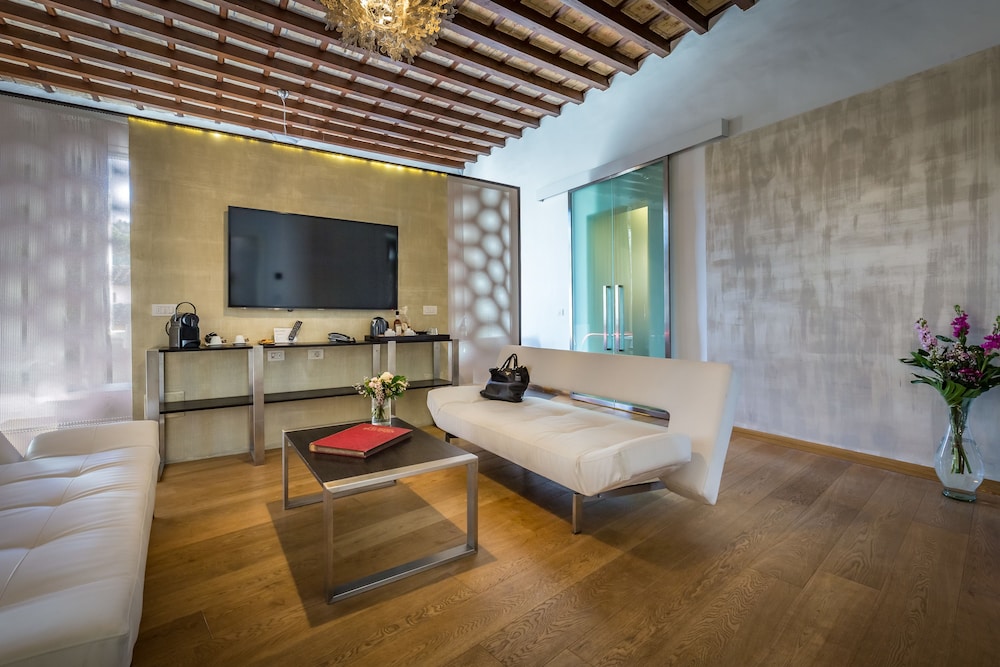 Suite, 1 Queen Bed, Garden View