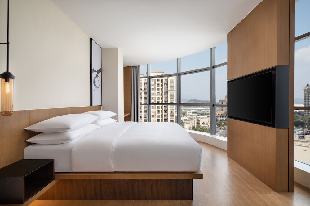 Room, 1 King Bed, City View - Photo 1