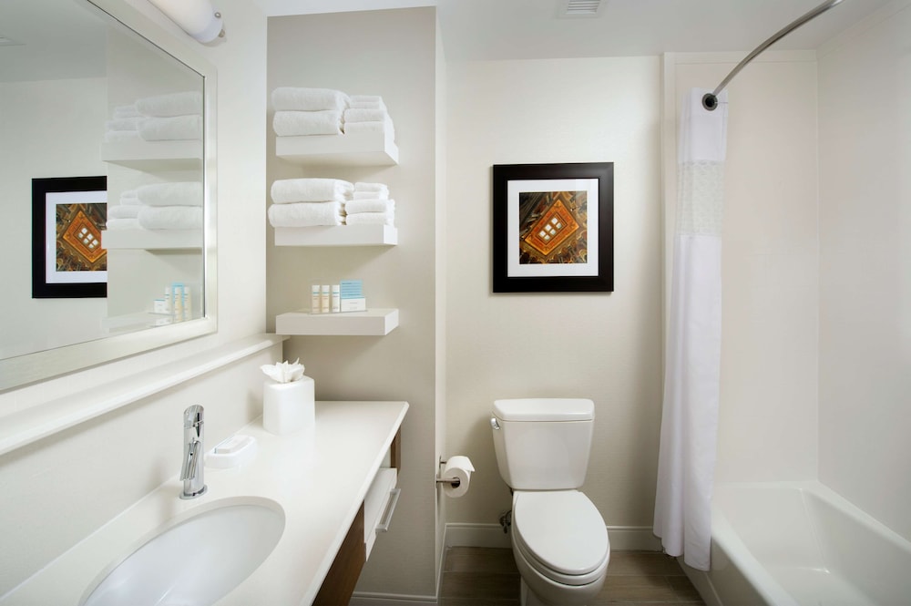 Room, 1 King Bed, Refrigerator photo 2
