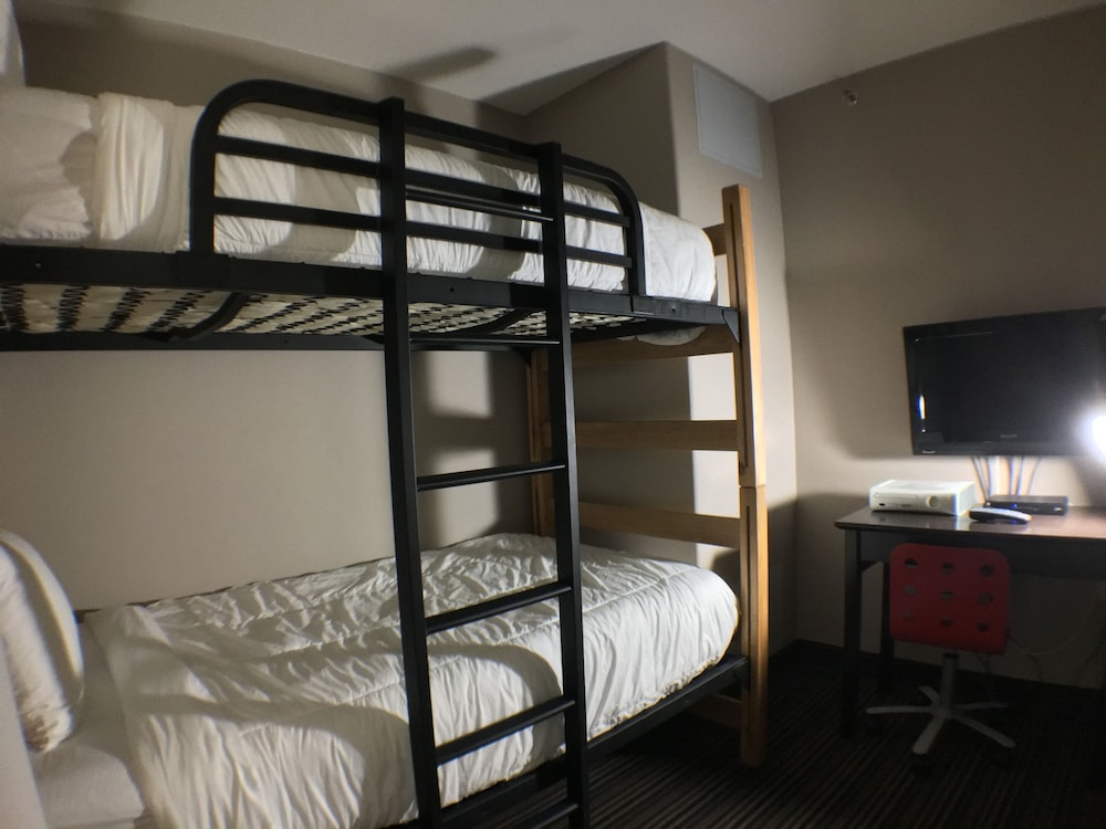 Suite, 1 Queen Bed with Bunk Beds photo 2