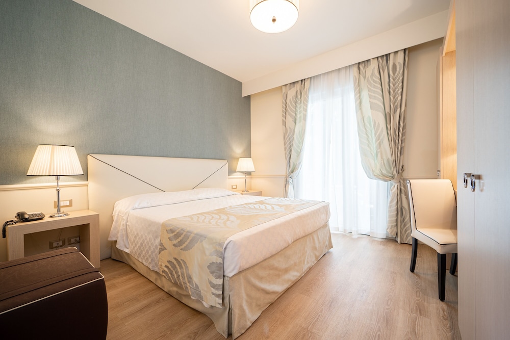 Double Room, Balcony, Garden View (Elegant) photo 3