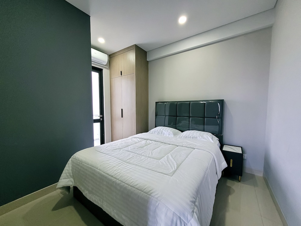 Elite Apartment, 2 Bedrooms, Partial Sea View, Corner