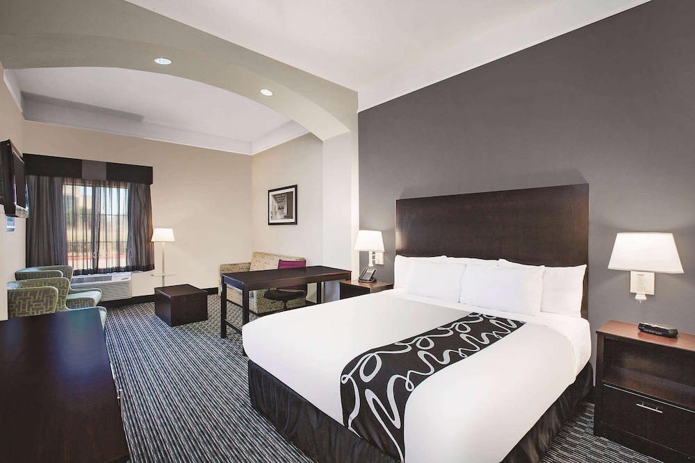 Deluxe Room, 1 King Bed, Accessible (Mobility/Hearing Impaired Accessible) - Photo 1