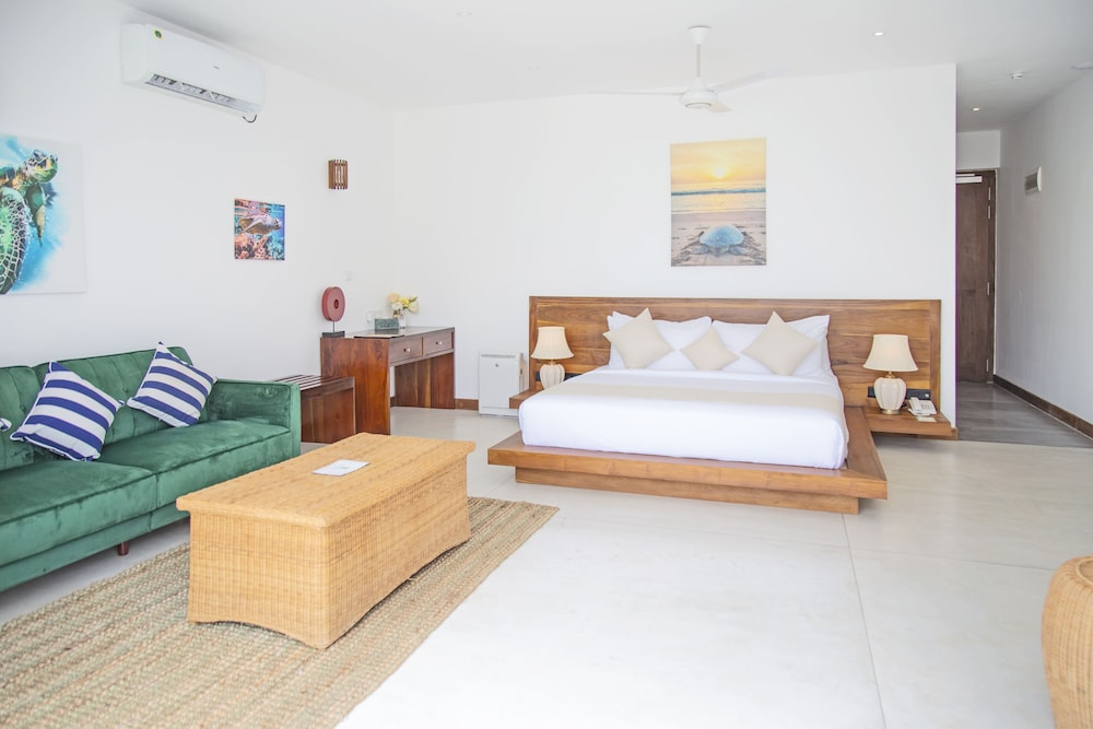 Deluxe Double Room, 1 King Bed, Balcony, Sea View photo 2