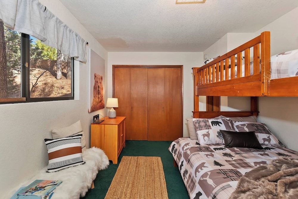 Signature Cabin, 2 Bedrooms, Fireplace, Mountainside photo 3