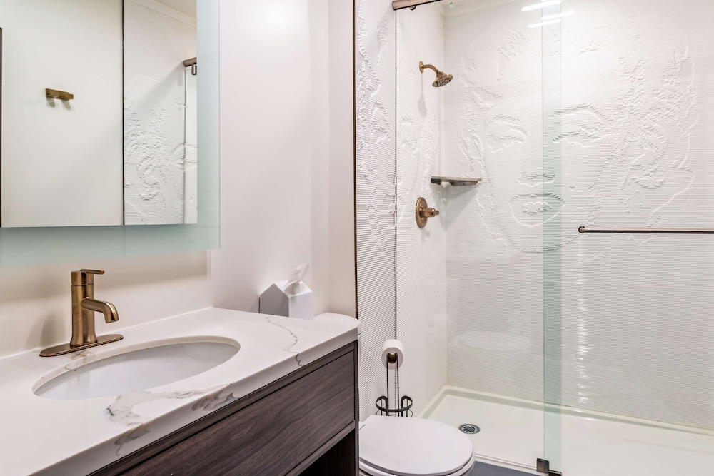 Executive Suite, Multiple Beds thumbnail 5