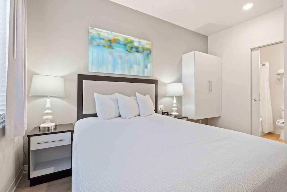 Suite, 1 Bedroom, Accessible (Hearing) - Photo 4