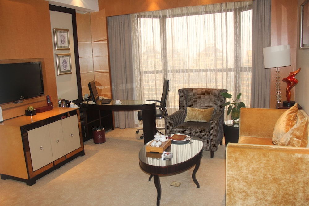 Suite, 1 King Bed, Smoking photo 2